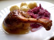 Pečená kachna, jemný bramborový knedlík, červené zelí
