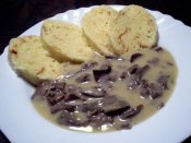 Plíčky na smetaně, houskový knedlík