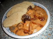 Vepřové kostky na paprice s divokým kořením a hřábky, houskový knedlík Láznička