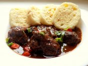 Hovězí guláš s kapií a hráškem, škvarkový knedlík