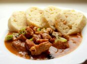 Vepřová plec na houbách, houskový knedlík