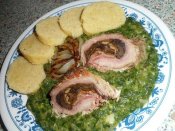 Vepřové závitky, smetanový špenát, bramborový knedlík Láznička