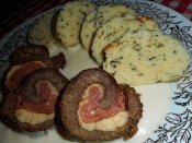 Pečené hovězí roládky se šunkou a křenem, křenová omáčka, houskový bylinkový knedlík Láznička