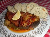 Pečený česnekový kapr se slaninou, houskový bylinkový knedlík Láznička