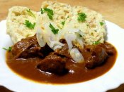 Guláš z vepřových líček, houskový knedlík kynutý