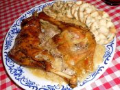 Pečená husí stehna s kysaným zelím a karlovarským knedlíkem Láznička