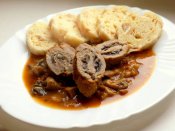 Vepřová kýta plněná žampiony, houbová omáčka, houskový knedlík