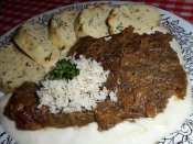 Křenová omáčka, pečené hovězí maso, Láznička houskový knedlík bylinkový