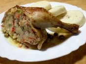 Kuřecí stehno plněné nádivkou z uzeného masa, hrášku a kapie, houskový knedlík