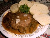 Znojemská pečeně s houskovým knedlíkem Láznička