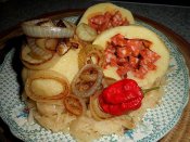 Bramborové knedlíky plněné pikantní klobásou se zelím