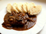 Hovězí na žampionech, kynutý houskový knedlík