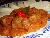 Segedínský guláš, houskový knedlík