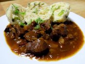 Vepřová plec na víně, houskový knedlík s lahůdkovou cibulkou