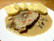 Vepřové na zelenině s houbami, houskový knedlík