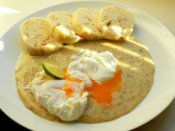 Koprová omáčka s pošírovaným vejcem, houskový knedlík