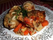 Pečený králík na rozmarýnu a kořenové zelenině, špekový knedlík Láznička