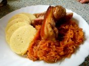 Vepřová pečínka na paprikovém zelí, bramborový knedlík Láznička