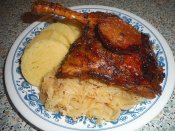 Pečená kachna na jablíčkách, kysané zelí, bramborový knedlík Láznička