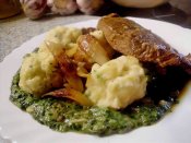 Pečené hovězí maso, smetanový špenát, chlupaté knedlíky