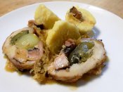 Pečený plněný bok na kysaném zelí, bramborové knedlíky z polosyrových brambor