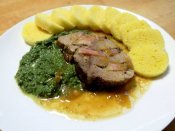 Vepřová plec se šabateckou slaninou, bramborový knedlík, špenát