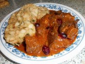 Vepřový guláš s hříbky a brusinkami, karlovarský knedlík Láznička