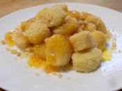 Bramborové šulánky s vanilkovou strouhankou a myrabelánovou omáčkou