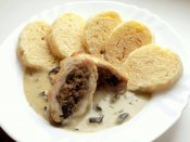 Kuřecí rolka plněná houbovou fáší, hříbková omáčka, houskový knedlík nekynutý