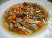 Slepičí polévka s játrovými knedlíčky