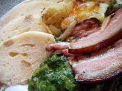 Uzený bůček s vejcem, dušený špenát, houskový knedlík Láznička