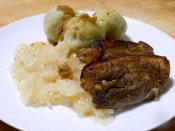 Pečený vepřový bok s dušeným kysaným zelím a chlupatými knedlíky