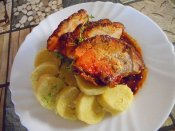 Vepřové karé na brusinkách, bramborový knedlík Láznička