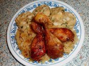 Kuřecí stehýnka pečená na kysaném zelí, karlovarský knedlík Láznička