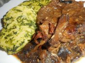 Vepřová krkovice na houbách, bramborovo-špenátový knedlík