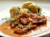 Vepřové kotlety po bakoňsku, petrželkový knedlík