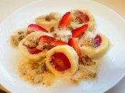 Jahodové knedlíky z tvarohového těsta, zakysaná smetana a osmažená strouhanka s ořechy a skořicí