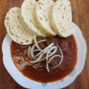 Kynutý houskový knedlík s burisony