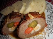 Ptáčci z mletého hovězího masa, houskový knedlík Láznička