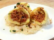 Bramborové knedlíky plněné uzeninou, dušené zelí