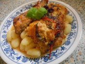 Zapečená kuřecí prsa ve smetanové omáčce se sýrem, bramborové noky