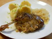 Konfitovaná kachna, bramborový knedlík, dušené zelí