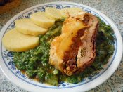 Pečené skládané maso plněné, dušený špenát, bramborový knedlík Láznička
