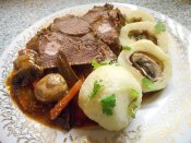 Hovězí po burgundsku se žampiony, plněný bramborový knedlík