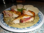 Špikovaná kuřecí prsa, smetanová omáčka se žampiony, houskový knedlík