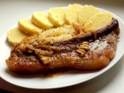 Vepřový bok na kmínu a pivu, dušené kysané zelí, bramborový knedlík