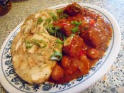 Vepřový česnekový pikantní guláš s fazolemi, karlovarský knedlík