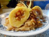 Bramborové knedlíky plněné škvarky, kysané zelí