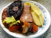 Hovězí krk pečený s mrkví, řapíkatým celerem na pivu, bramborový knedlík