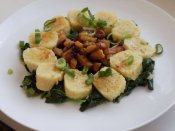 Výpečky z uzeného boku, dušený čerstvý špenát, bramborové knedlíčky